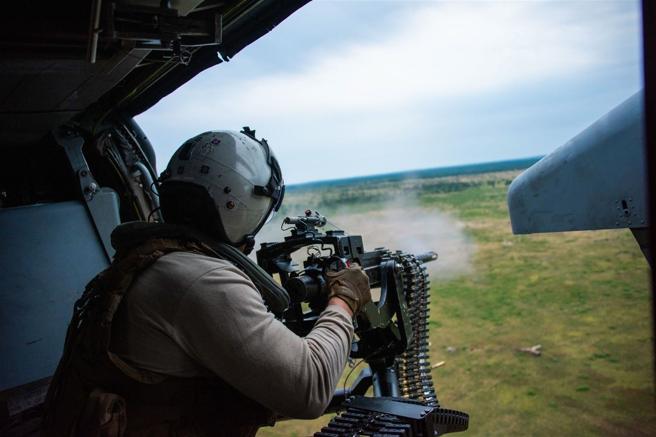 美海军投入MH-60R参与演训，并由机组员操作M2重机枪，执行密接空中支援（CAS）训练课目。（取自DVIDS网站）
