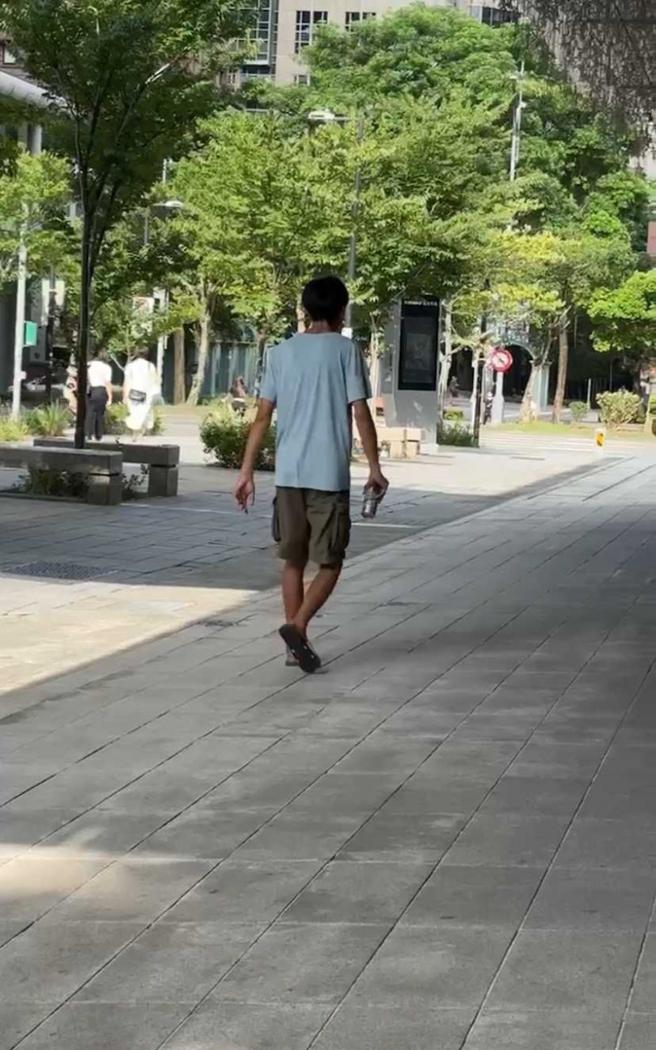 唐治平走路摇摇晃晃，看起来状态不太好。（图／读者提供）