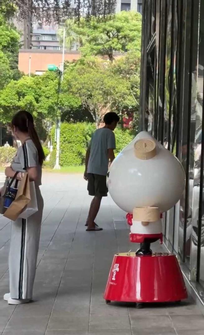 在路人的注目下，唐治平走进百货公司。（图／读者提供）