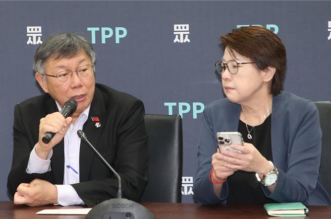 民眾黨主席柯文哲（左）、民眾黨立委黃珊珊（右）。（資料照，趙雙傑攝）