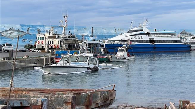 神秘船主得标除役海巡艇后置之不理，船只现于富冈渔港内载浮载沉。（民眾提供／萧嘉蕙台东传真）