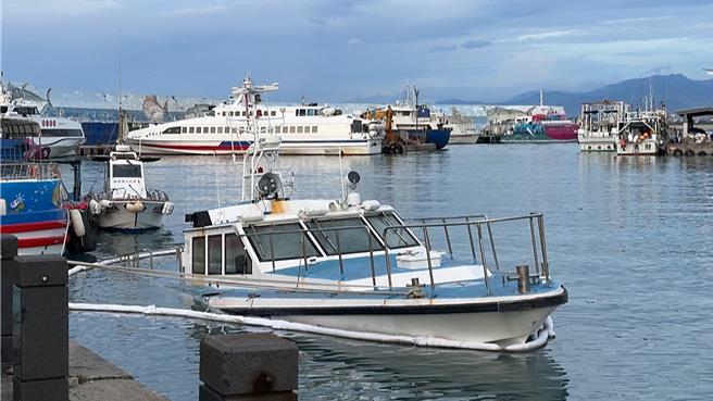 凯米颱风期间，船只繫绳断裂，船身碰撞受损，船底进水而沉，台东县环保局已预防性拉设拦油索。（民眾提供／萧嘉蕙台东传真）
