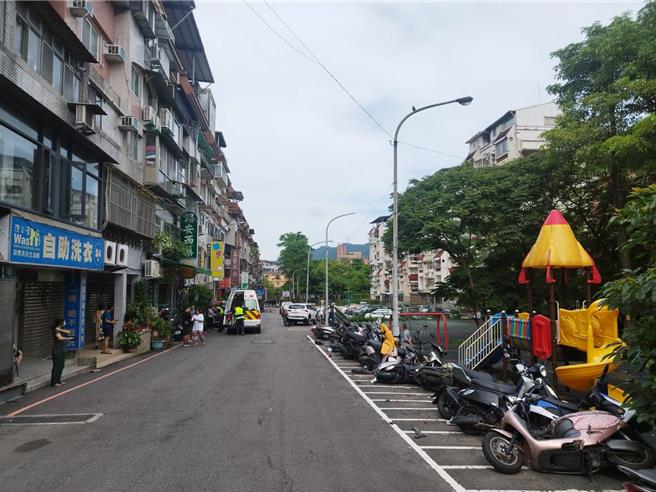 70多歲婦人19日上午8時，駕車行經新店安坑玫瑰中國城附近的如意街，疑因車輛失控暴衝，直接衝撞停在路邊的2輛汽車及25台機車。（新店警分局提供）