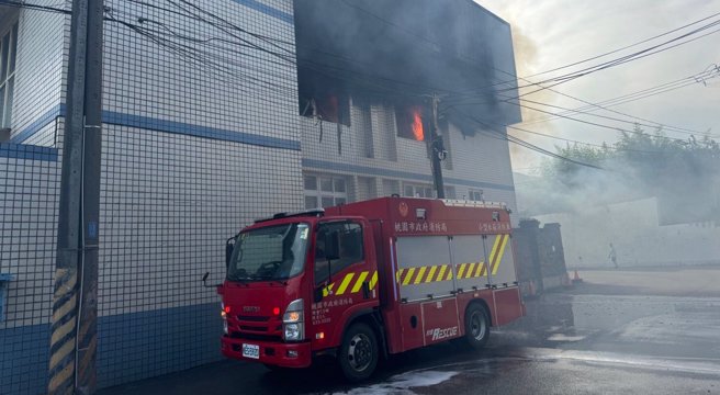 大園石化倉儲火災濃厚異味，環保局提醒下風處6個里的民眾，盡量待在室內。（翻攝畫面）