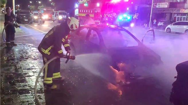 嘉义县朴子市昨（18日）深夜11点发生汽车火警，其中1辆严重被烧毁。（嘉县消防局提供∕吕妍庭嘉义传真）