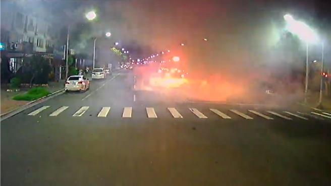 嘉义县朴子市昨（18日）深夜11点发生汽车火警，远远就看得到熊熊火光。（嘉县消防局提供∕吕妍庭嘉义传真）