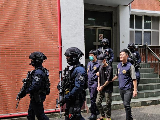 苗栗縣警專案小組18日見時機成熟，由特勤員警強行破門何嫌租屋處，並投擲震撼彈攻堅，順利將其逮捕。（警方提供／陳育賢苗栗傳真）