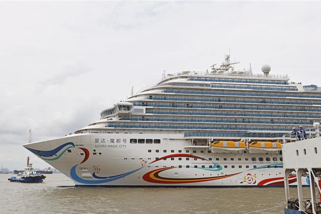 統計大陸上半年針對海洋經濟的生產總值增長5.6％，成發展新一亮點。圖為大陸首艘國產大郵輪「愛達·魔都」號在上海駛出傳塢。（中新社）