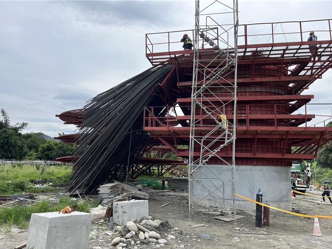 石冈区丰势路九房巷东丰快速道路工地传出工安意外。（民眾提供／李京升台中传真）