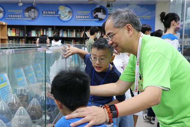 義大師生帶領小朋友們實際認識中藥材，多元的藥材種類讓他們感到新鮮。（義守大學提供／林瑞益高雄傳真）