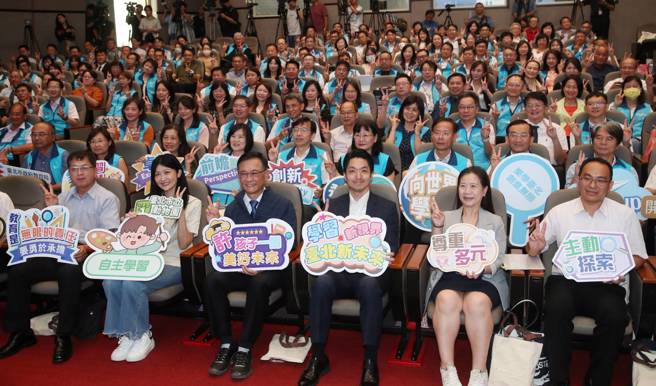 臺北市长蒋万安（前排右三）19日出席臺北市113学年度第1学期公私立国民小学校长会议，并与校长们一起合影。（刘宗龙摄）