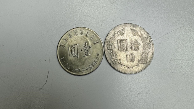 谢老板收到老旧「蒋总统八秩华诞」壹圆硬币（图左）。（图／谢老板授权提供）