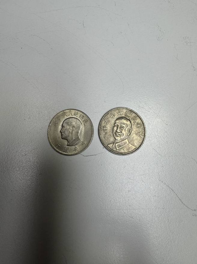 谢先生收到古币（图左），决定留着收藏。（图／谢先生授权提供）