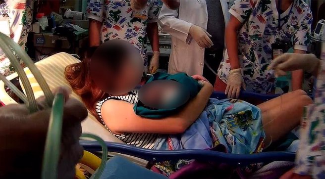 路竹消防分队救护员顺利将在救护车上急产下女婴的纪姓孕妇送到长庚医院。（消防局提供／郭良杰高雄传真）