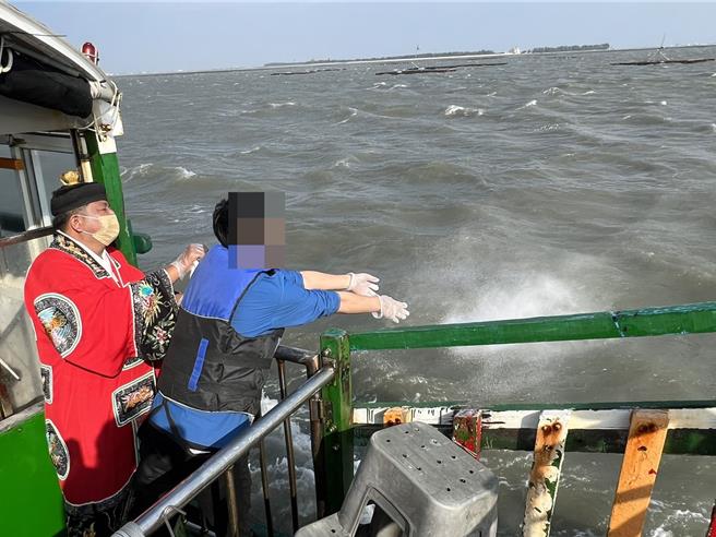 台南市鼓励海葬，补助申请丧家1万5000元的搭船费。（台南市民政局提供／程炳璋台南传真）