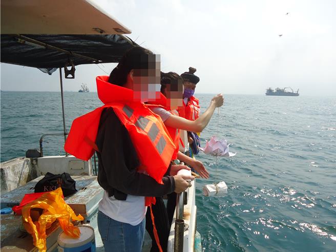 南部逐渐接受海葬观念，台南市去年补助1万5000元给丧家，补贴搭船出海的费用。（台南市民政局提供／程炳璋台南传真）