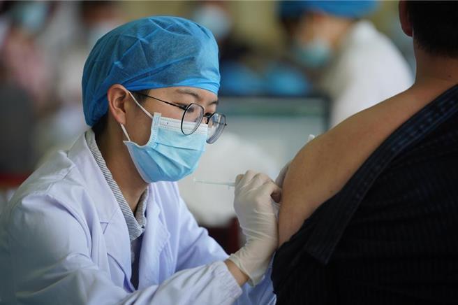 自大陆多地将新冠病毒疫苗由免费接种调整为自费接种后，近日，黑龙江、山东、安徽陆续公布新冠疫苗价格。（摘自中新社）