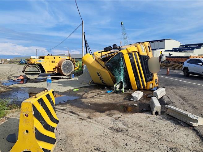 聯結車翻覆嚴重毀損。（民眾提供／李京昇台中傳真）