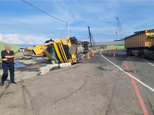 車輛嚴重損壞。（民眾提供／李京昇台中傳真）