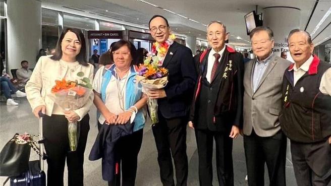 國民黨觀選團赴美出席美國民主黨全國黨代表大會；黨主席朱立倫（左三）不會出席。（翻攝臉書）