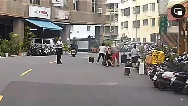 中元節有民眾燒金紙燒到馬路中間，警方說已違規可開罰。（民眾提供／任義宇高雄傳真）