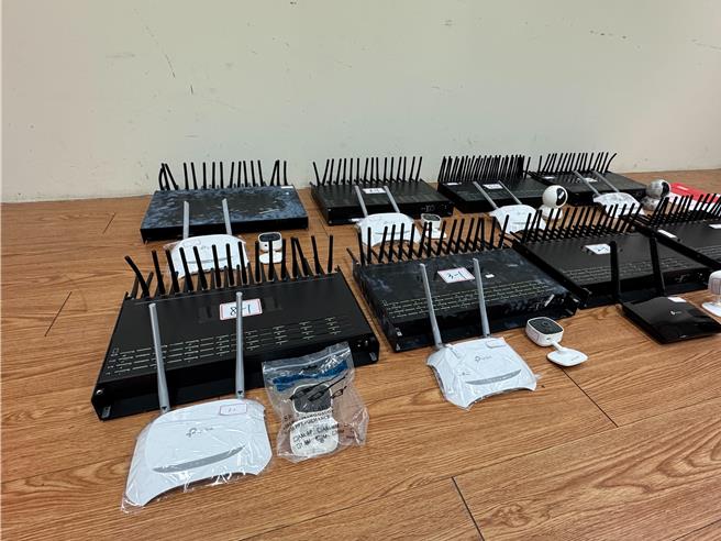 中打查獲陳男雇用林女在台中、彰化及台南設置流竄DMT機房，1.5個月內為詐騙集團發話6萬多筆。警方在今年4月起先後逮捕林、陳，一舉殲滅8處機房，並查扣8台DMT等設備。經清查13名被害人被詐騙金額1500萬餘元，警詢後依詐欺罪嫌將林、陳送辦。（警方提供／陳淑芬台中傳真）