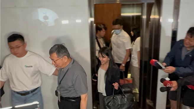 民眾党主席柯文哲（左二）今（19）日南下高雄出席青年营队，媒体争相堵访，问及外界质疑「善后小组」恐球员兼裁判，柯文哲听闻未停下脚步，旋即快闪步入会场，避谈敏感话题。（柯宗纬摄）