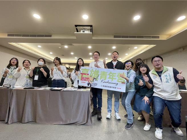 民进党各县市党部利用暑假时期举办Team Taiwan青年营队，首场「Team高雄」青年营19日登场，民进党秘书长林右昌特别南下高雄出席开幕式。（洪浩轩摄）