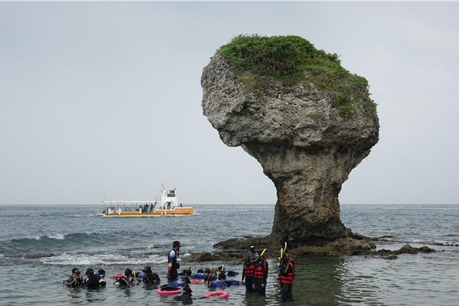 屏東小琉球21家浮潛業者2021年聯合漲價，經公平交易委員會認定違反公平交易法，分別裁罰10萬元或15萬元不等。（資料畫面）
