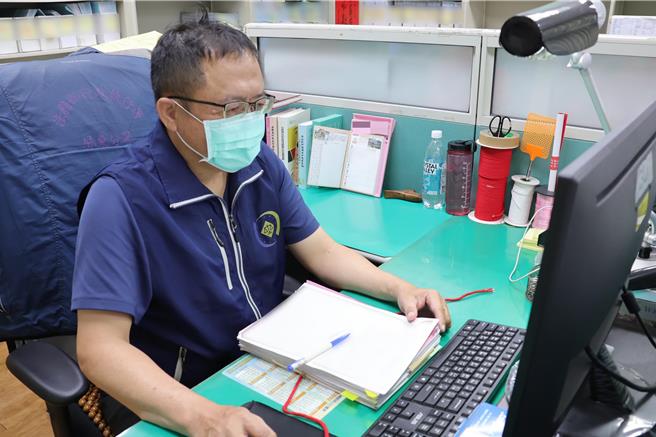 屏東執行分署書記官書記官製作扣押存款命令，催繳小琉球浮潛業者滯欠的40萬元呆帳。（屏東執行分署提供／羅琦文屏東傳真）