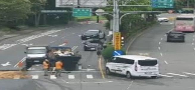 小貨車左轉，擦撞至直行車，並波及到對向2輛車。（民眾提供／吳佩蓉宜蘭傳真）