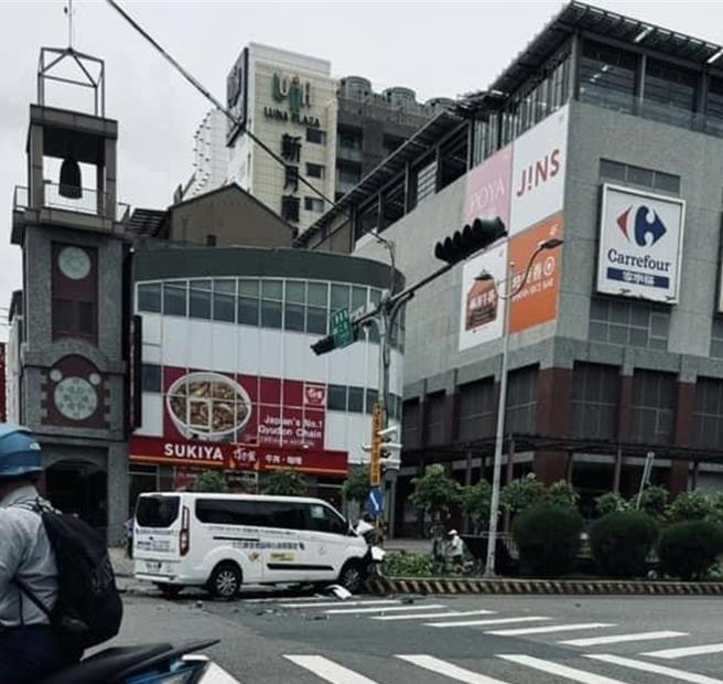 小貨車擦撞直行巴士，導致巴士衝撞至分隔島，車頭毀損嚴重。（民眾提供／吳佩蓉宜蘭傳真）