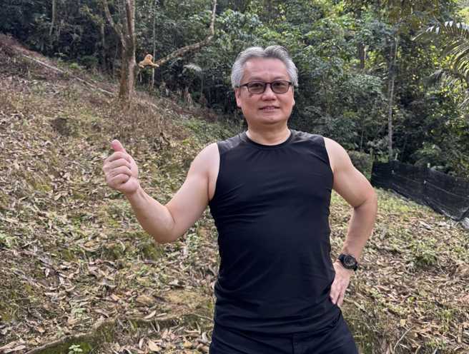 陳志金跟太太分享榴槤果園的照片，結果妻子被後面趴在樹上的老虎嚇到。（翻攝自陳志金臉書）