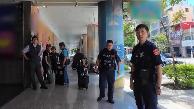 警方出動大批員警全副武裝前往謊報的地點搜查。（警方提供／郭良傑高雄傳真）
