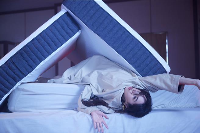 陈嘉桦日前拍摄新歌〈废〉MV。（劲桦娱乐提供）