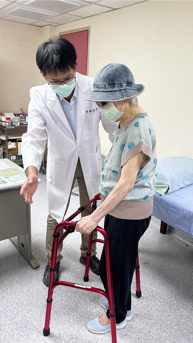 为恭纪念医院骨科医师陈冠儒建议刘老太太採復原快、疼痛感低的「正前开式（DAA）半人工髋关节置换手术」置换左髋半人工髋关节，目前恢復情况良好，已出院返家休养。（为恭医院提供／陈育贤苗栗传真）