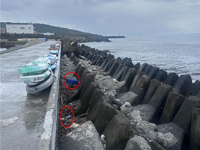 小琉球大福西进行补沙工程，但怪手从湾仔挖出淤沙后，有部分被抛撒在消波块间，乡民发现竟有许多废弃物。（民眾提供／罗琦文屏东传真）