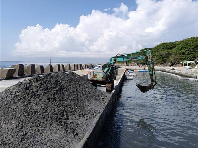 小琉球大福西沙滩及湾仔的工程引发争议。（鹏管处提供／罗琦文屏东传真）