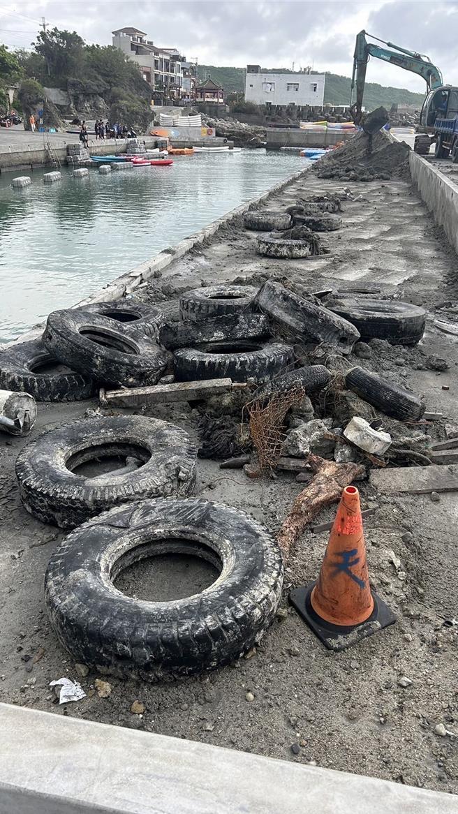 小琉球湾仔清出许多废弃物。（鹏管处提供／罗琦文屏东传真）