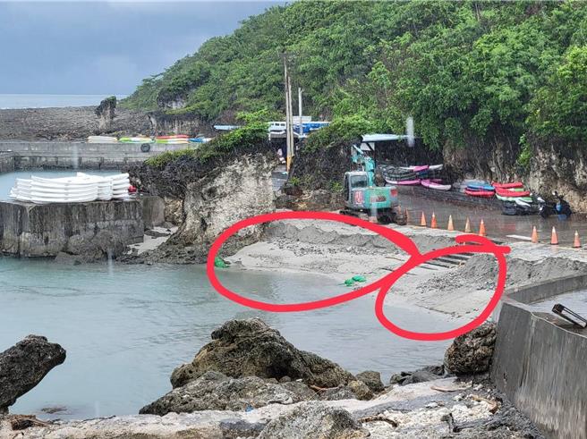 小琉球大福西沙滩进行补沙工程，但造成海水混浊，引发环保生态争议。（民眾提供／罗琦文屏东传真）