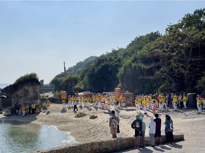 小琉球迎王会绕经大福西沙滩。（民眾提供／罗琦文屏东传真）