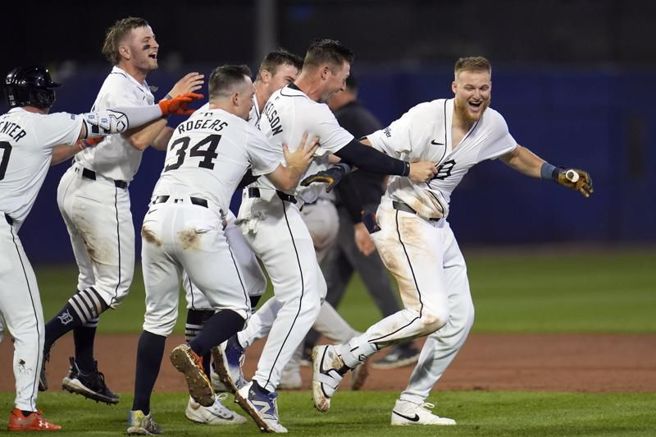 老虎隊梅斗斯(右)慶祝再見安打。（美聯社）