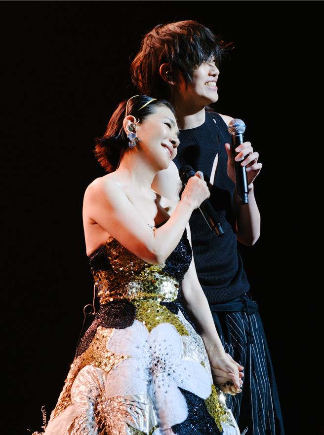 張清芳日前在新加坡開唱，兒子Nathan擔任嘉賓。(上引娛樂提供)