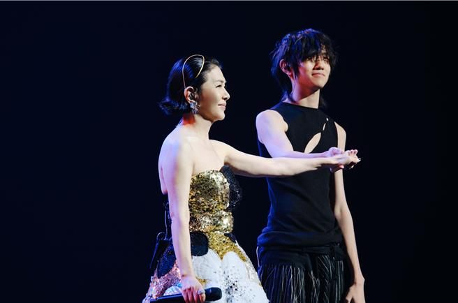 張清芳日前在新加坡開唱，兒子Nathan擔任嘉賓。(上引娛樂提供)