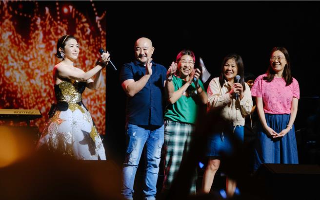 張清芳在新加坡演唱會上，親切與粉絲互動。(上引娛樂提供)