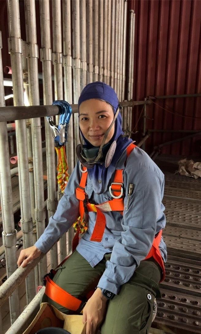 榮獲甲級氬氣鎢極電銲技術士證照的武佩玟女士，從事爐管焊接工作。（移民署提供）