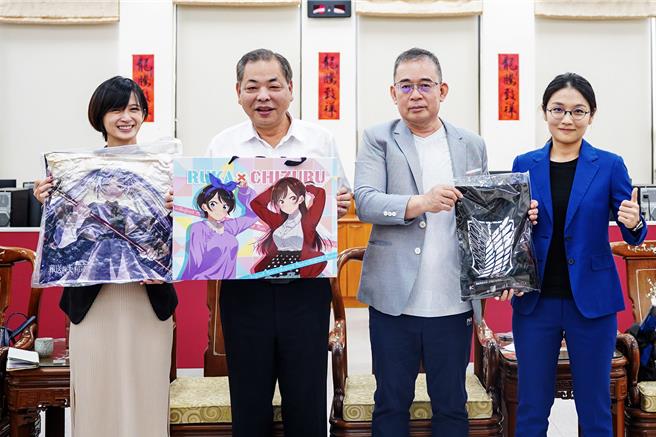 中華動漫出版同業協進會秘書長高世椿（右二）拜會縣府，期在新竹縣舉辦大型國際動漫活動，副縣長陳見賢（左二）表示樂觀其成、全力支持。（新竹縣政府提供／羅浚濱新竹傳真）