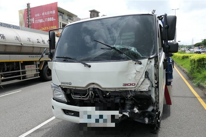 車輛嚴重毀損。（民眾提供／李京昇台中傳真）