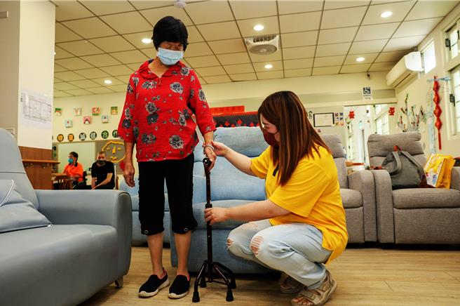 新竹县政府在县内布建辅具中心、辅具据点和辅具便利站，第8处「芎林辅具便利站」，19日在喜憨儿基金会芎林日照中心正式启动，中心人员将就近提供当地居民辅具资讯及谘询服务。（新竹县政府提供／罗浚滨新竹传真）