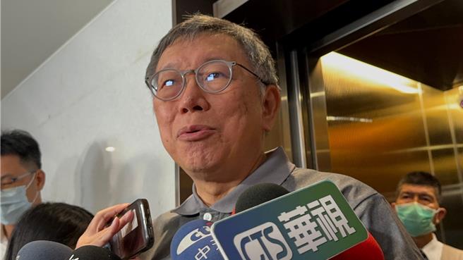 針對黃珊珊擔任「善後小組」召集人，民眾黨主席柯文哲今（19）日南下高雄出席青年營隊，下午媒體追訪時，他停下腳步受訪回應，球員跟裁判會是不同組的人，不管調查結果怎麼樣，黨內還有中央委員會、中評會會把關。（柯宗緯攝）